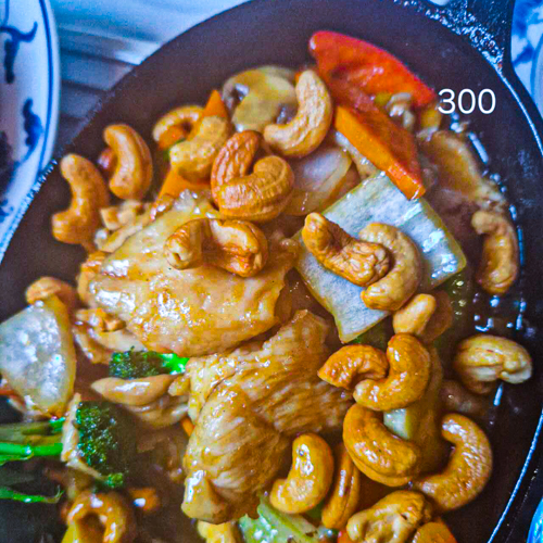 Dés de poulet aux noix de cajoux